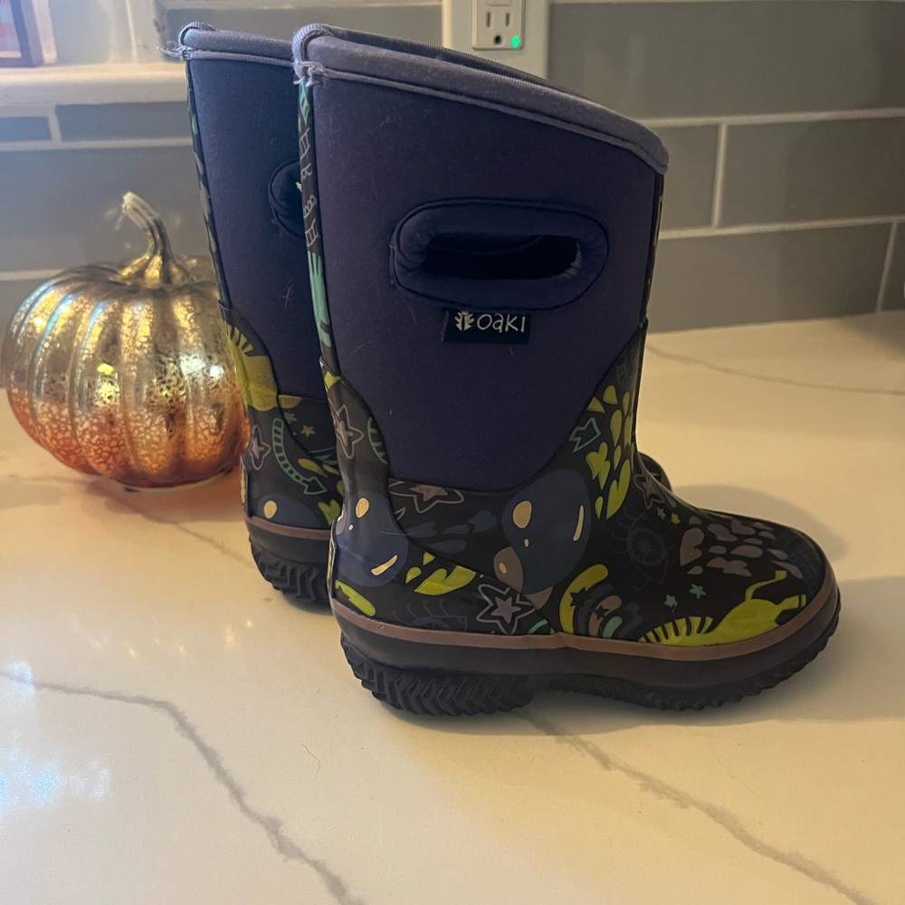 Used Oaki rain boots size 9